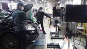 ヘッドライト調整を行っています。