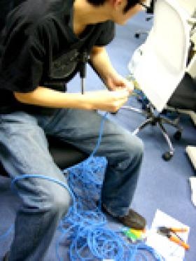 研修中のケーブル作成