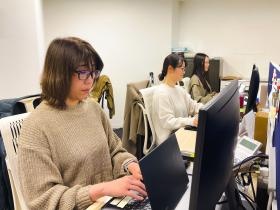 業務風景。執務スペースはワンフロアで風通しも良い環境です。