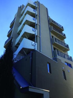 本社ビル（建設事業・福祉事業・飲食事業の複合ビル）