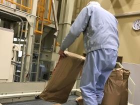 玄米を張込タンクへ投入