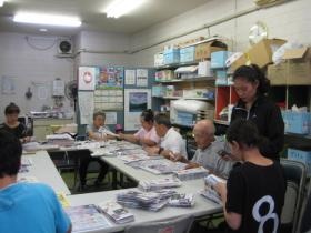 ちらしの折り作業