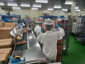 商品詰め作業１：製品を配送用什器に積むポジションです。