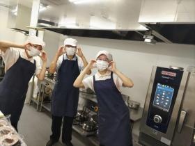 厨房職員（男性１名女性６名 幅広い年代が働いています）