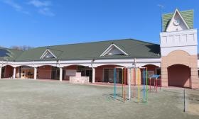 川本保育園の園舎と園庭