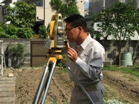 現場にて測量作業
