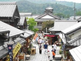 懐かしい町並みの中に様々なお店があります。