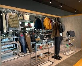 プラザ店専用アパレルも販売しております