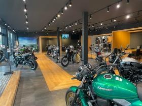 店内は明るく広くもちろんエアコン付きです