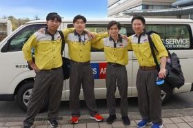 社用車を背景に仲間との一枚