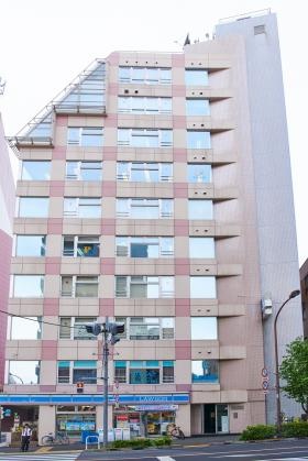 このビルの７階です。