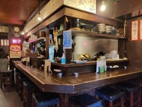 奥には座敷・２階には団体でも使用できる座敷があります。