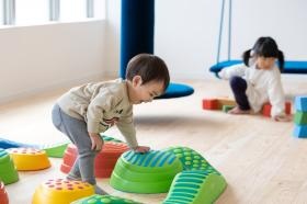 活動風景です。運動感覚遊び通して身体の発達を促していきます