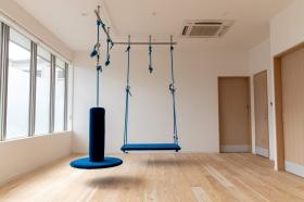 プレイルームです。スギの木を使った温もりある広々空間です。