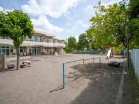 広い園庭でのびのび遊べます