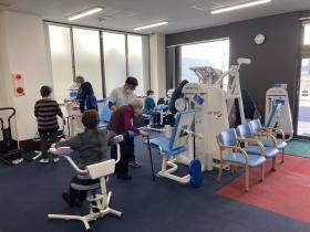 デイサービスでマシンを使ったリハビリ