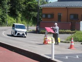 片側交互通行で車両を停止している様子