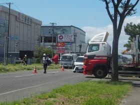 国道に進入するトラックを誘導する様子（多賀城Ｒ４５）