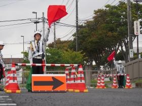 現任教育研修で片側交互通行の練習をする警備員