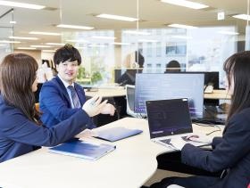 チームで協力して業務を進めております。