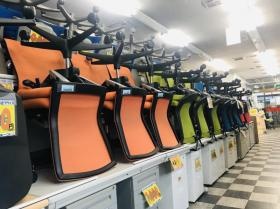 店舗の様子（色とりどりの商品が並びます）