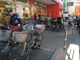 店舗前での自転車整理