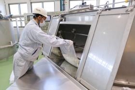 作業風景（原材料投入工程）