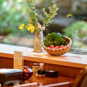 季節の花と鰻重