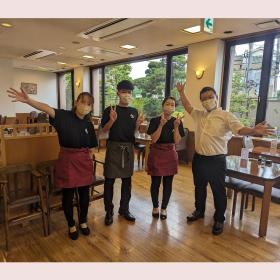 １階食堂とスタッフ