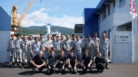 正門前に全員集合、船舶修繕のプロ集団