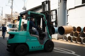フォークリフトやクレーン等の重機も使用します。