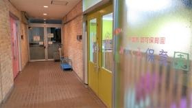 【玄関】ピンク扉（乳児室）・ きみどり扉（幼児室）