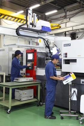 鶴岡工場射出成形機