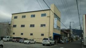 海南営業所と当社駐車場