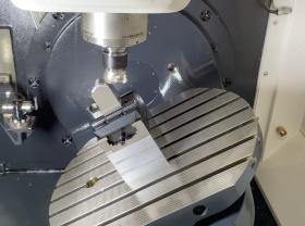 （有）美豊 ５軸加工機