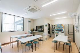 お昼は食堂を利用できます