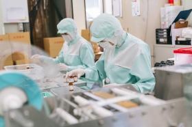 工場ではパートスタッフの方が製造作業をしています。