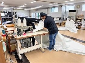 ２人組みでのミシン縫製作業