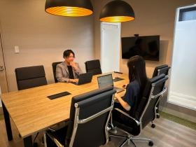 会議室では広告の色んな案を練ります。