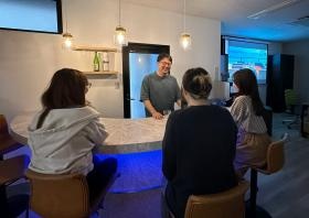 終業後はみんなで社内バーでお酒を飲んだり。