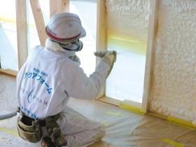断熱工事の様子