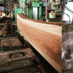 丸太製材の様子