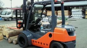 フォークリフトで積み下ろし