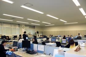 オープンフロアの明るいオフィス