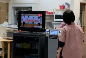 体操はテレビを使って実施していま 職員さんも一緒に参加します