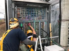 ケーブルの端末処理、配線作業