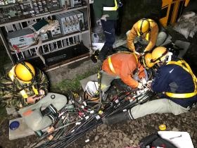 ケーブルの接続作業