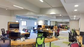 白浜本社＿デスクには地元の紀州木材を使用、開放的な空間