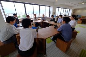 松本オフィス＿配置自由な木の机を使用、大人数での会議も可能