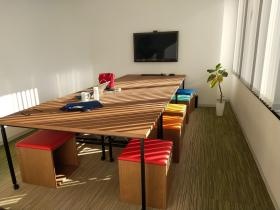 松本オフィス＿ポップな椅子が特徴的な会議室